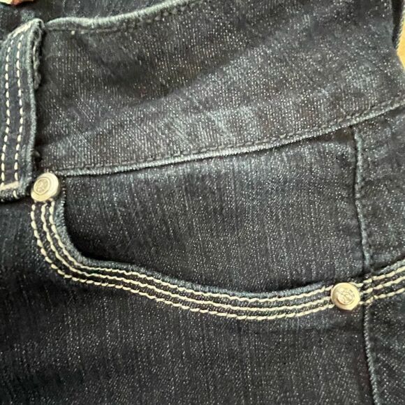Hammer ~ denim capris ~ crystal button detailing ~ chic back design ~ size 5 - Picture 6 of 12